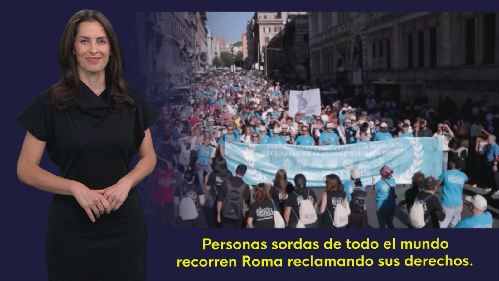 La presentadora Paloma Soroa informa sobre una manifestación de personas sordas en Roma que reclaman sus derechos humanos bajo una pancarta con el lema en inglés.