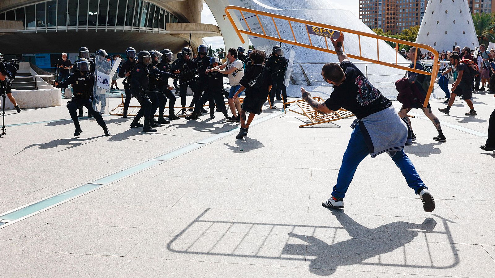 Altercados entre la policía y asistentes a la manifestación en Valencia