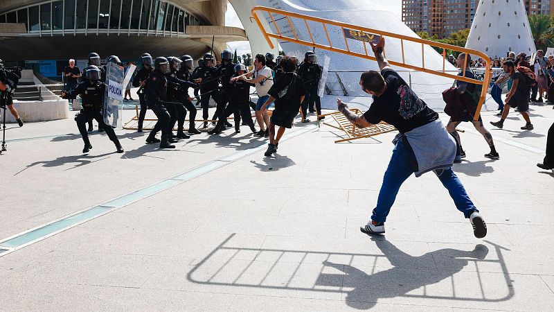 Altercados entre la policía y asistentes a la manifestación en Valencia