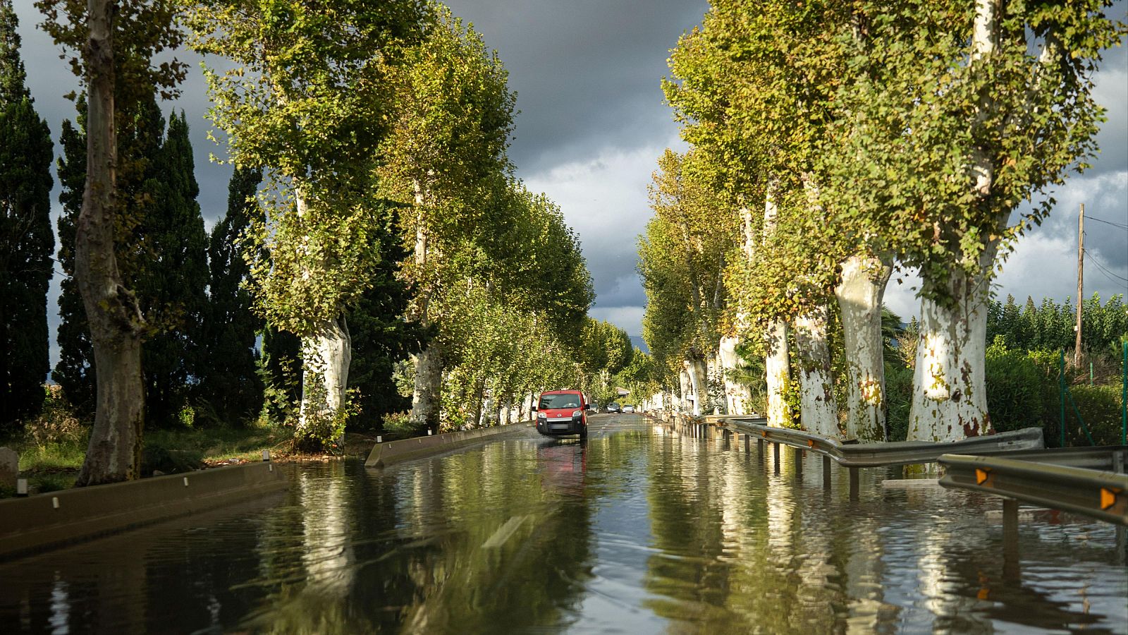 Aviso rojo por fuerte lluvia en 17 comarcas catalanas