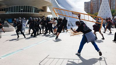 La manifestación en Valencia por el derecho a la vivienda termina con disturbios y varios agentes heridos