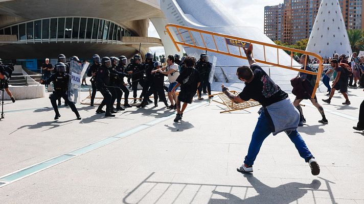 Telediario Fin de Semana - La manifestación en Valencia por el derecho a la vivienda termina con disturbios y varios agentes heridos