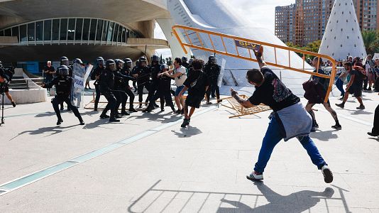 Al menos cinco detenidos y nueve agentes heridos en los  disturbios en la marcha Valencia
