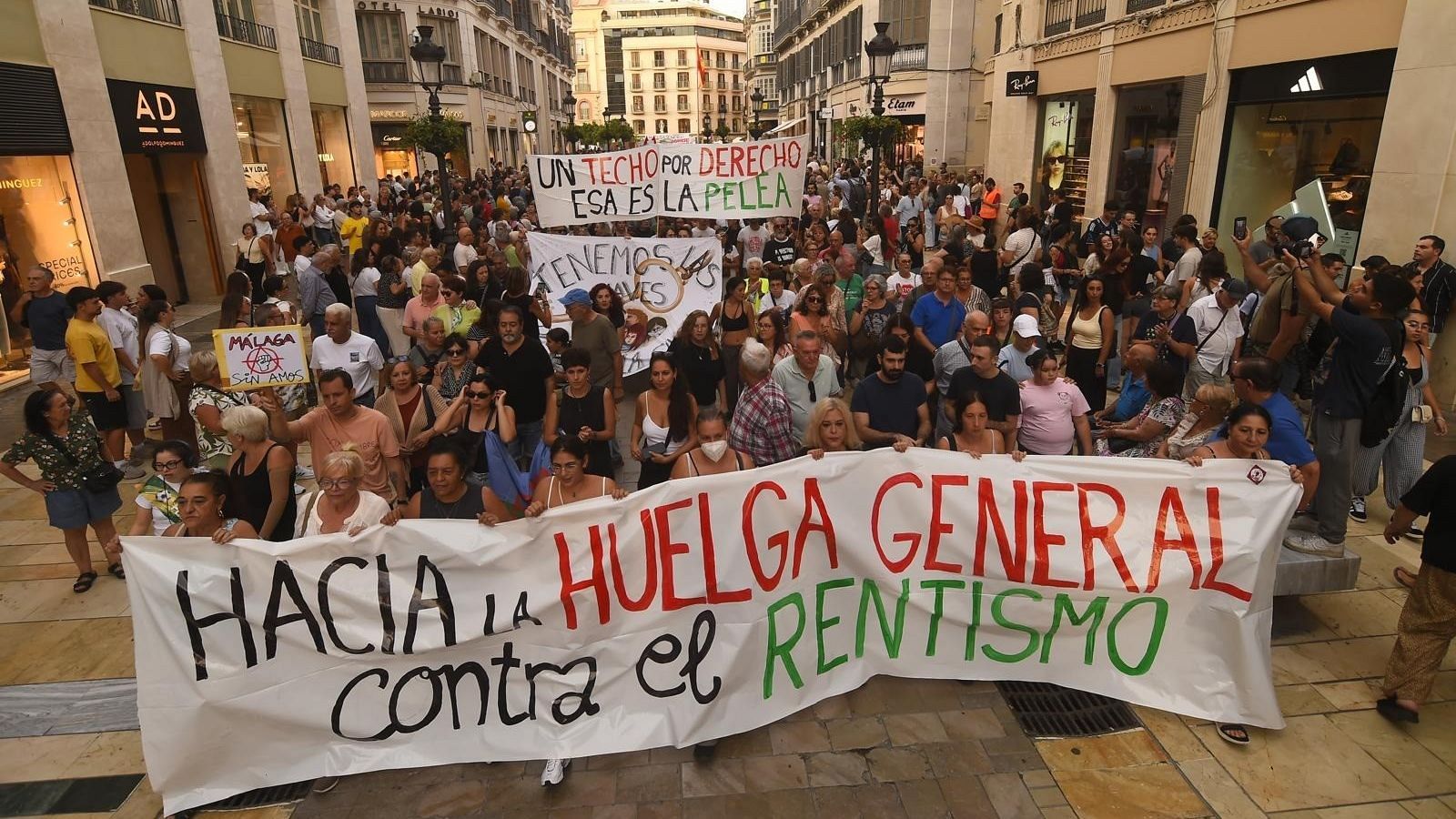 Manifestación multitudinaria en la Calle Larios de Málaga bajo pancartas que reclaman el derecho a la vivienda y convocan a la huelga contra el rentismo.