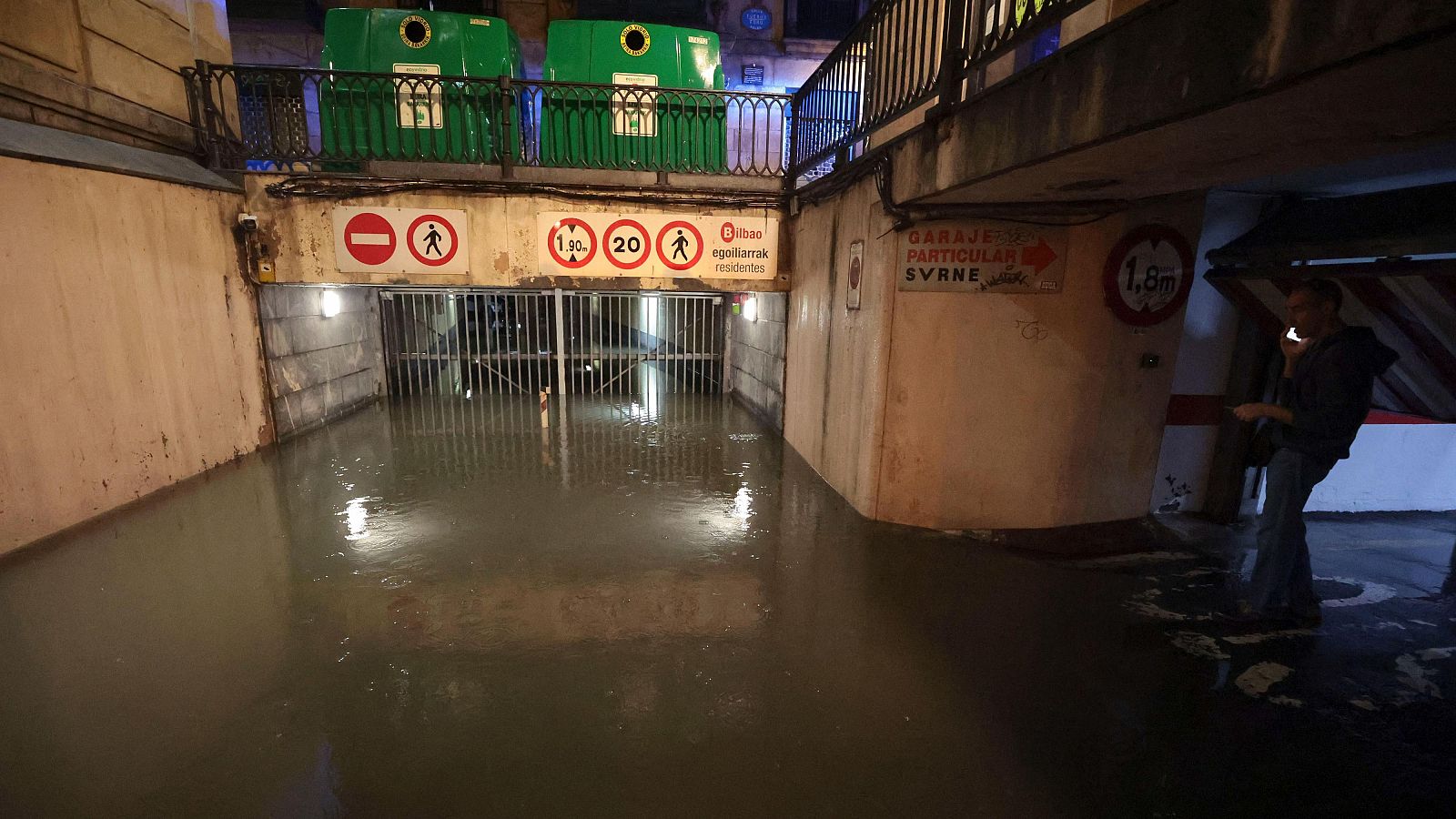 Vista de un aparcamiento inundado en el casco viejo de Bilbao como consecuencia de las fuertes precipitaciones de este sábado.