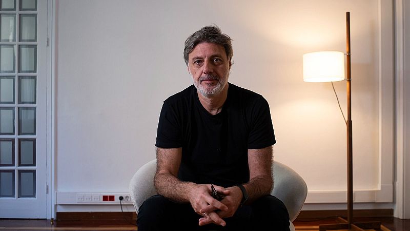 El escritor Andrés Barba, autor del ensayo 'Podría comer piedras', retratado en Barcelona.