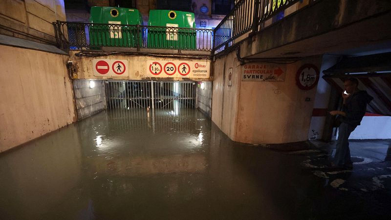 Vista de un aparcamiento inundado en el casco viejo de Bilbao