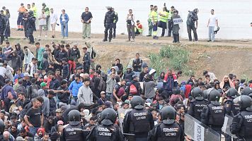La Polic�a Nacional se despliega en la playa del Trampol�n para desalojar una parte del campamento de migrantes