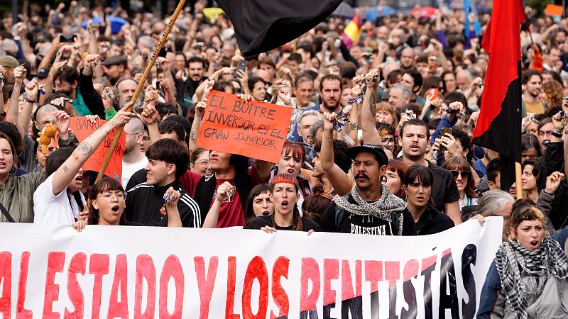 Multitudinaria manifestación ciudadana por el derecho a la vivienda con pancartas, banderas y personas haciendo sonar llaves.