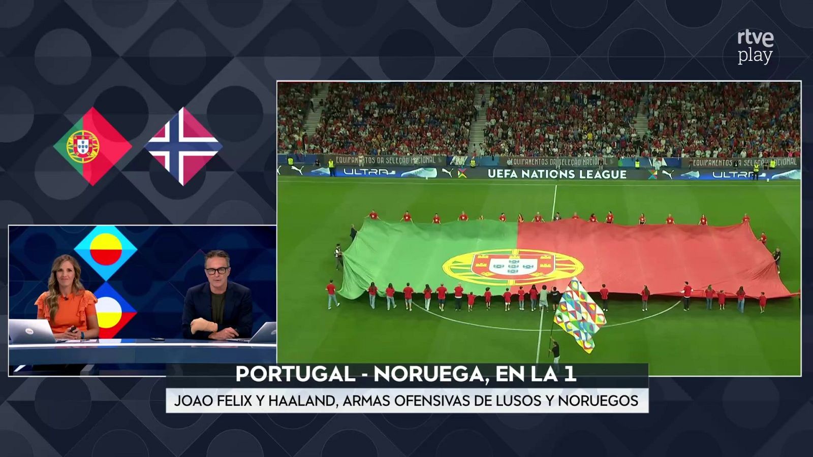 Plató de informativos deportivos con dos presentadores y pantalla dividida que muestra un estadio de fútbol y rótulos informativos.