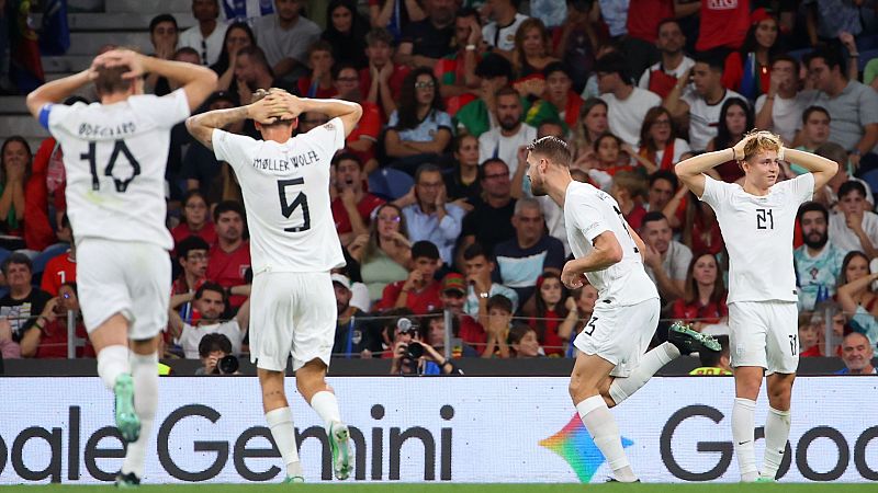 Futbolistas de la selección de Noruega celebran un gol sobre el terreno de juego durante un encuentro oficial con vallas publicitarias de Google Gemini y público al fondo.
