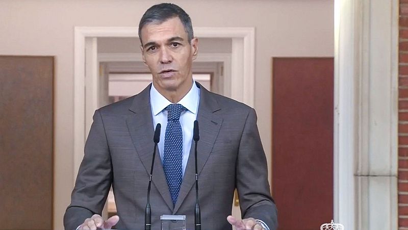 Pedro Sánchez comparece serio ante un atril con micrófonos en el exterior del Palacio de La Moncloa.