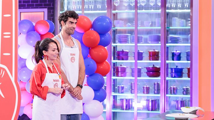 MasterChef Celebrity - Juan Betancourt le quita el pin infiel a María Escoté