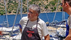 Flo se tira al agua en plena capitan�a y su equipo carga contra �l: "Nos has abandonado"
