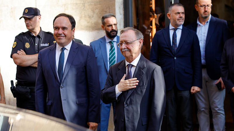 Los políticos Jorge Azcón y Javier Lambán participan en un encuentro institucional ante un edificio de piedra.