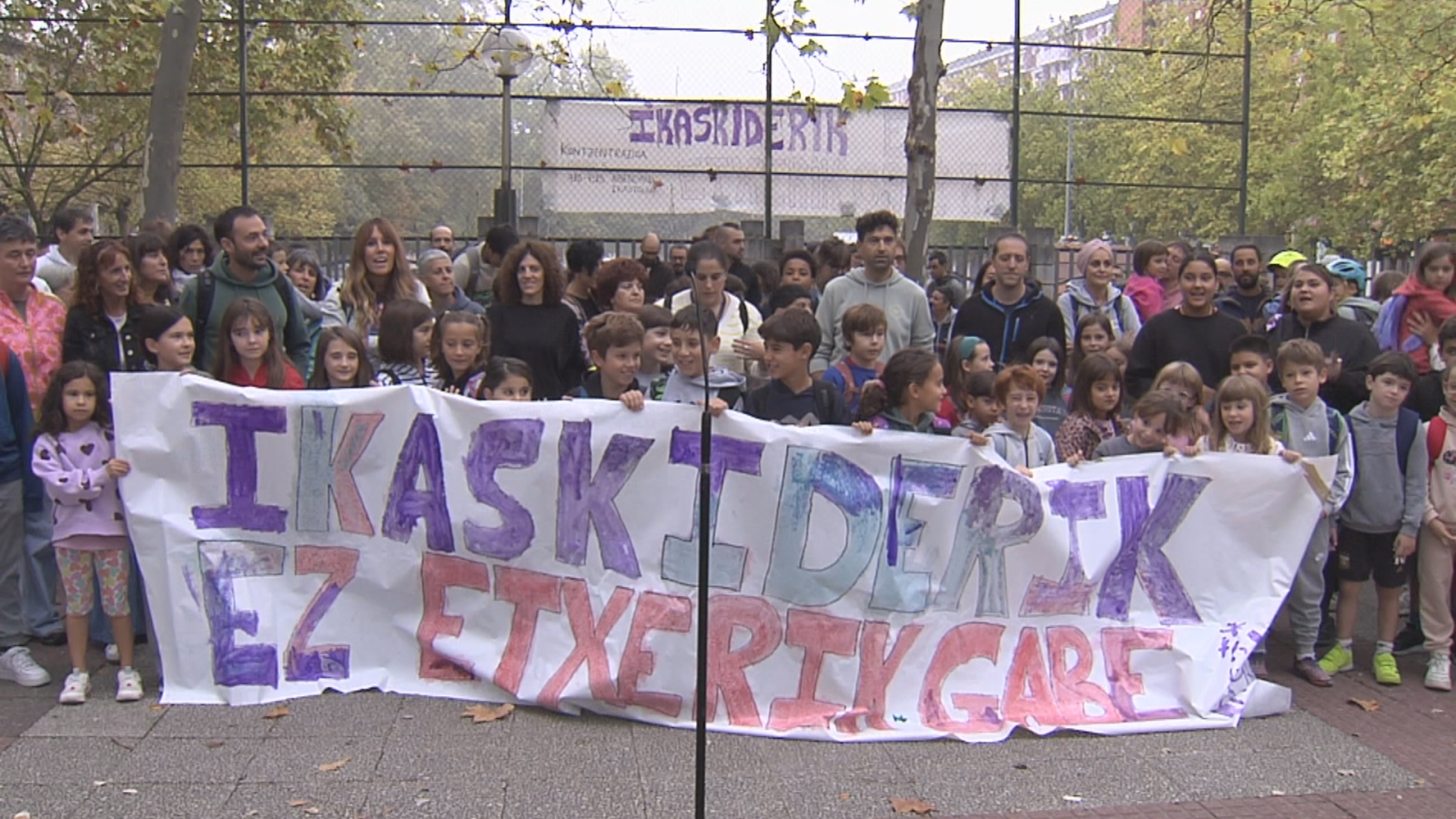 Protesta en el centro educativo donde estudian los hijos de la familia desahuciada