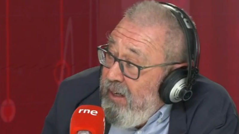 Cándido Méndez con barba blanca, gafas y auriculares en un estudio de radio ante un micrófono naranja con el logotipo de rne.