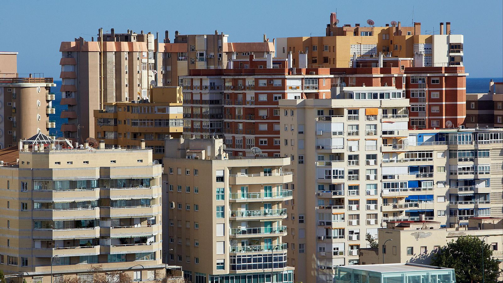 Los españoles eligen el ladrillo frente a la Bolsa en sus inversiones