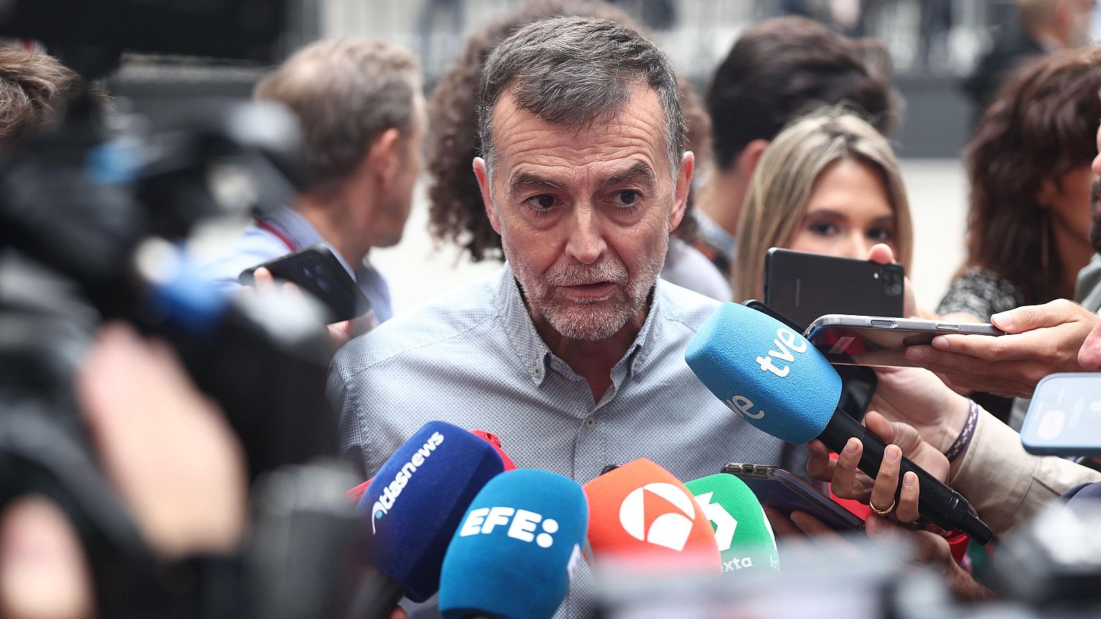 El coordinador federal de IU, Antonio Maíllo, atiende a los medios