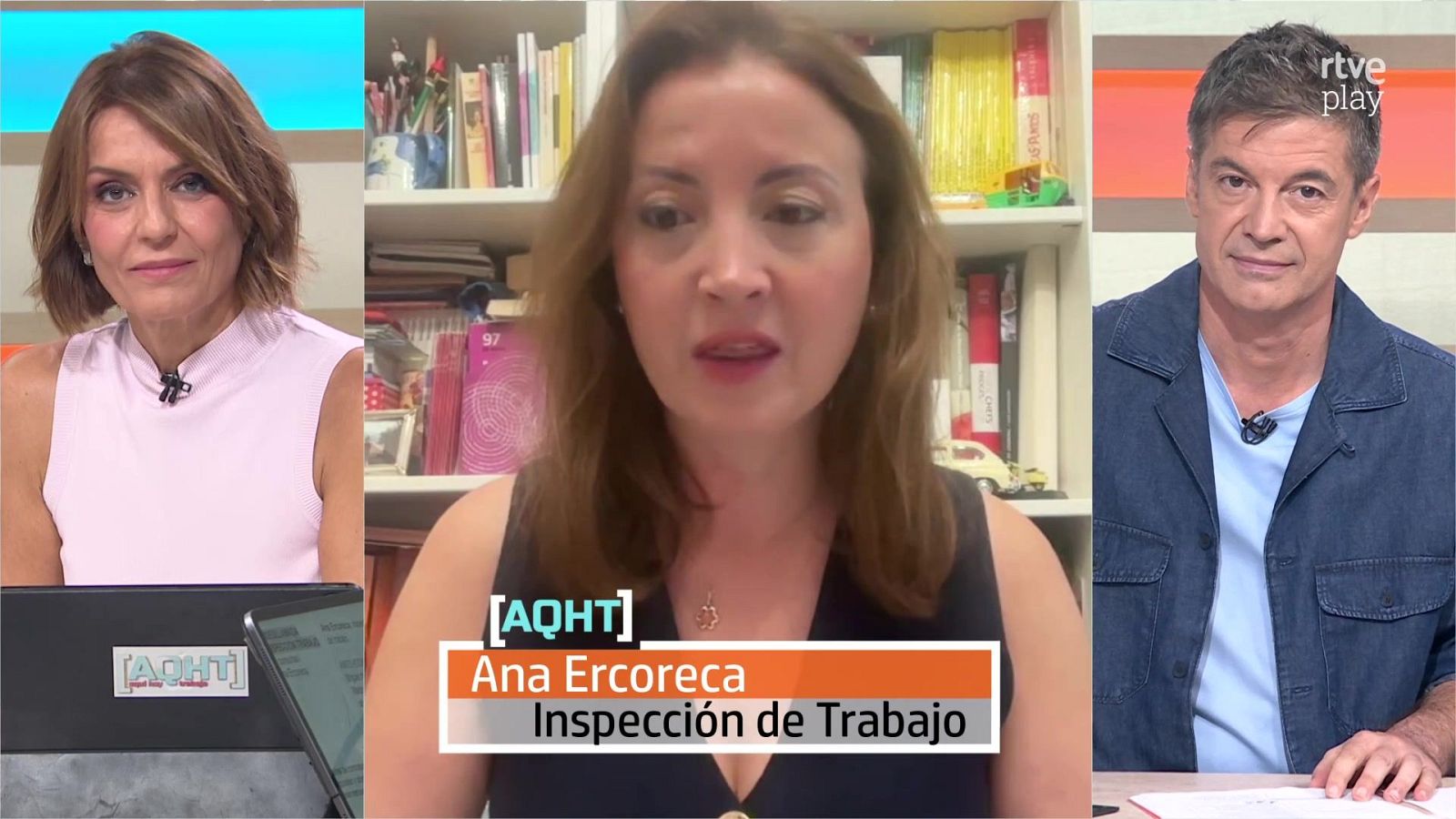 Tres personas participan en un programa de empleo en una pantalla dividida en tres secciones, mostrando a dos copresentadores en plató y a una inspectora de trabajo en videollamada.