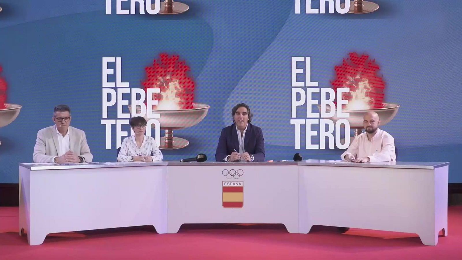Cuatro personas sentadas ante una mesa blanca con el logotipo del Comité Olímpico Español en un plató con pantalla azul.