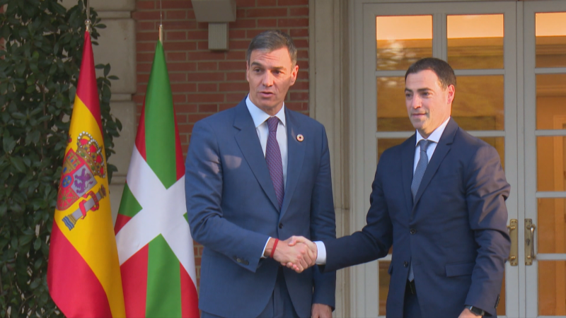Pedro Sánchez se comprometió con el lehendakari Pradales a completar el Estatuto de Gernika