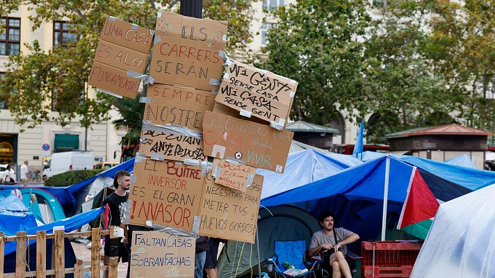 L'informatiu - Comunitat Valenciana - L'acampada en defensa d'una vivenda digna continuarà a la plaça de l'Ajuntament de València de manera indefinida