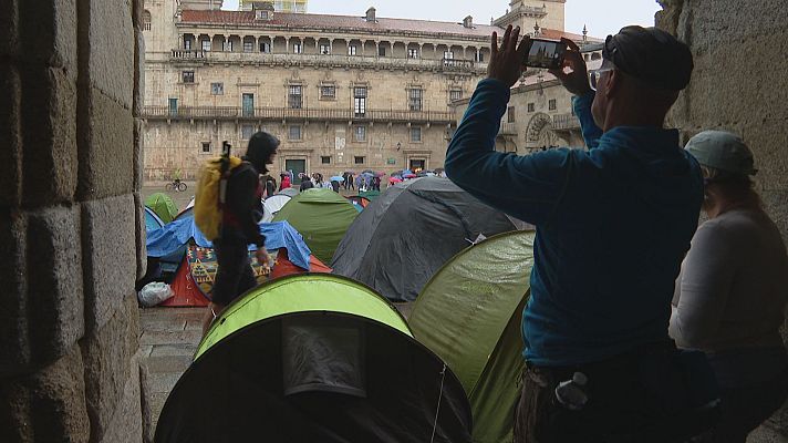 Telexornal - Galicia - A acampada pola vivenda de Santiago resiste a chuvia e apoiará a folga xeral