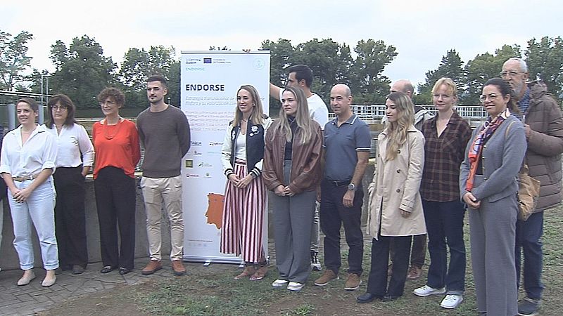 Once profesionales posan junto a un cartel del proyecto ENDORSE en la depuradora de Palencia, destacando su labor en la estrategia de valorización de fósforo.