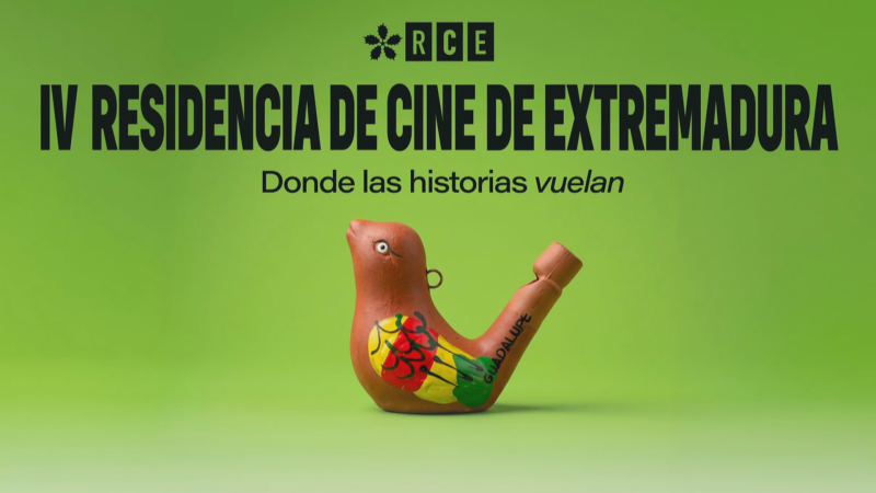 Cartel verde con el título de la cuarta edición de la Residencia de Cine de Extremadura y un silbato de barro en forma de pájaro.