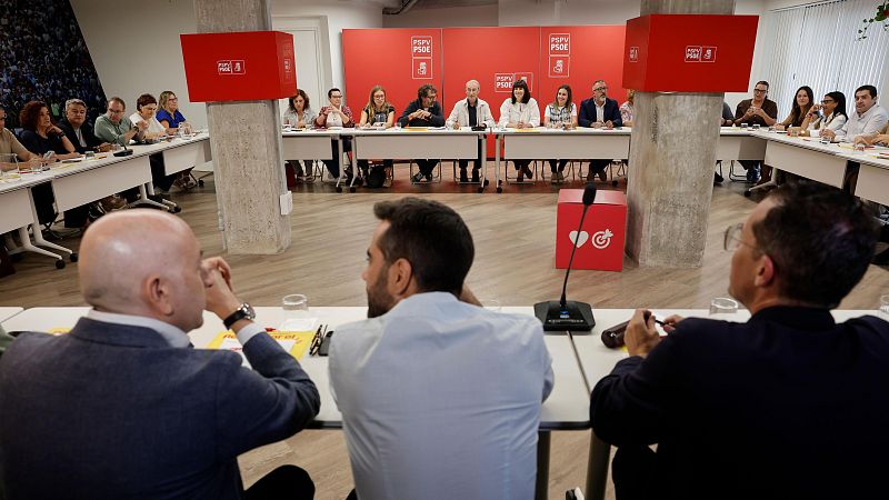 Reunión de la dirección del PSPV-PSOE en una sala con mesas en 'U' y Ximo Puig presidiendo la mesa principal.