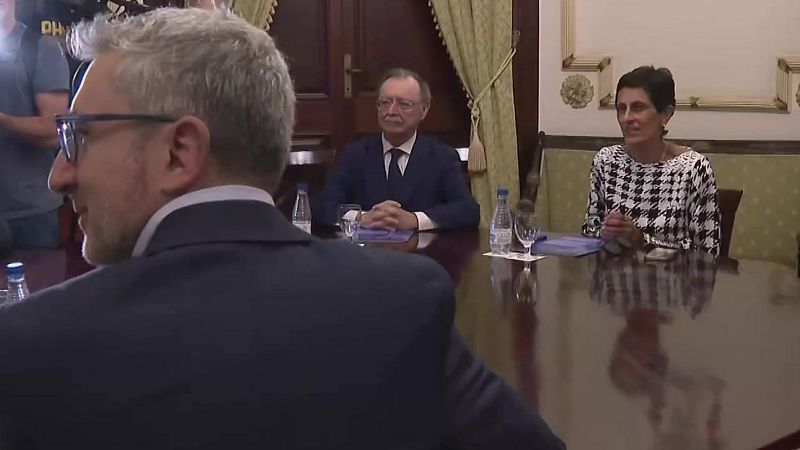 Reunión institucional presidida por Juan Jesús Vivas junto a la ministra Elma Saiz en una sala clásica.