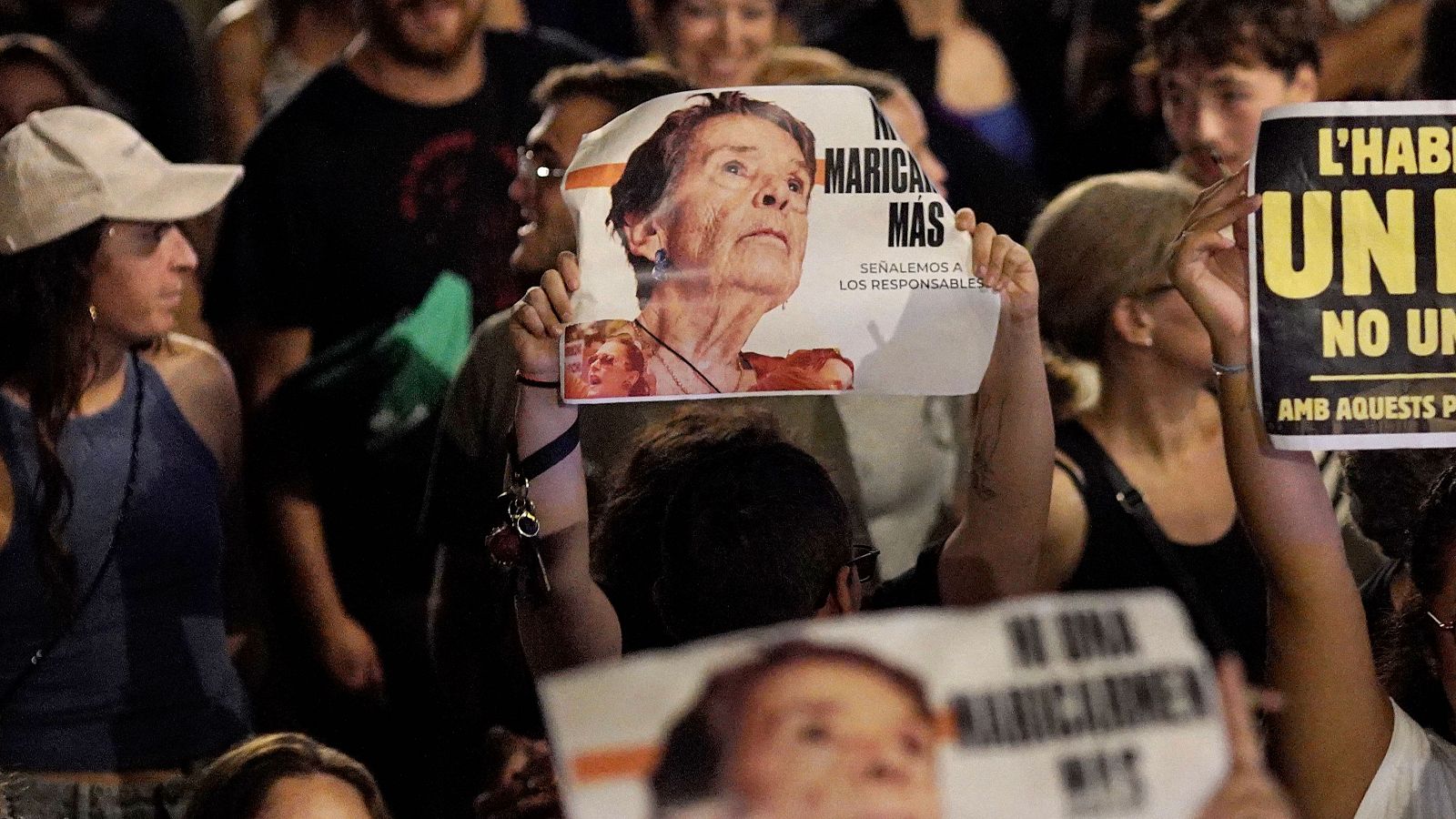 Carteles con la foto de Maricarmen Abascal en una protesta