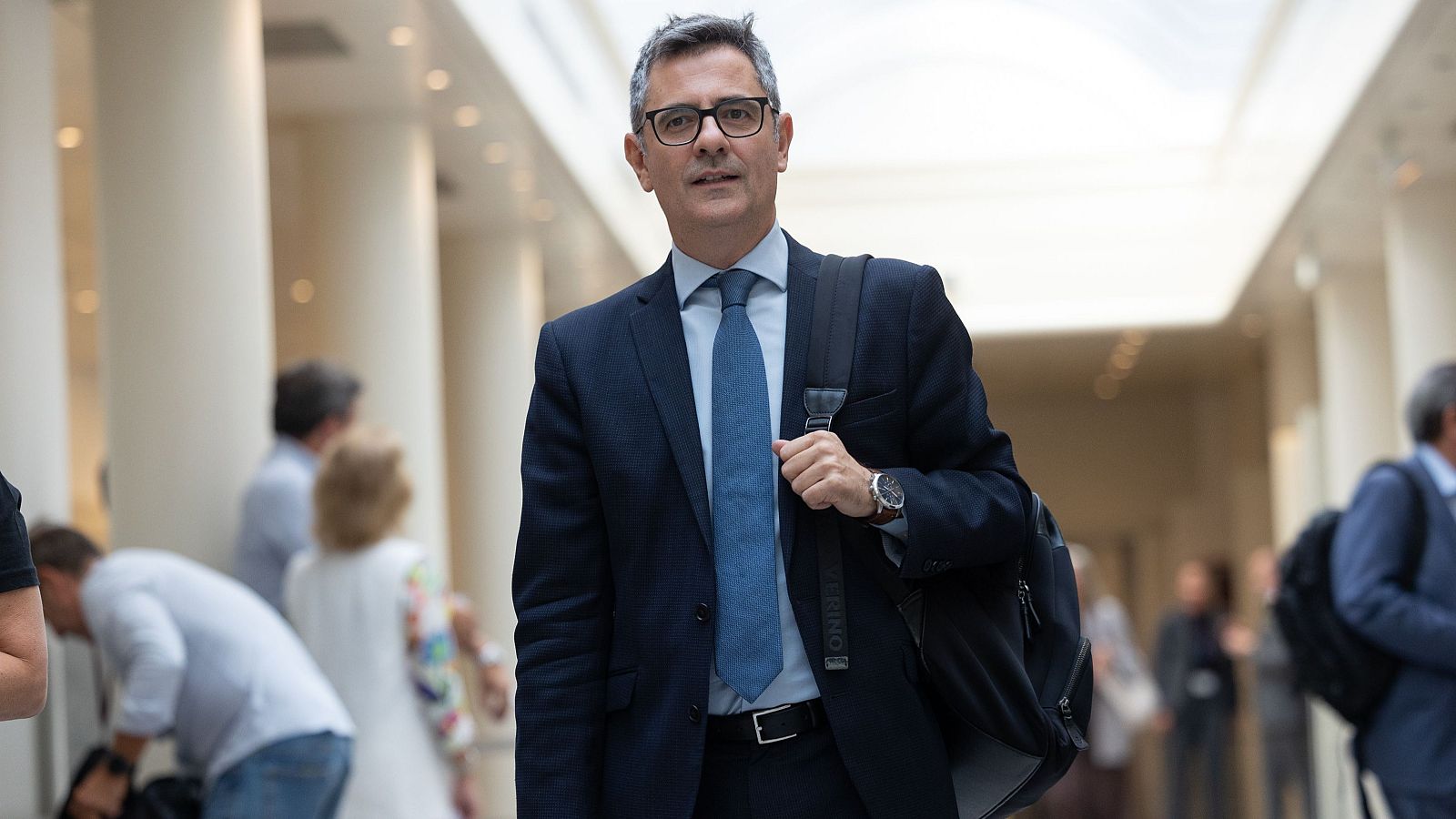 El ministro de la Presidencia, Justicia y Relaciones con las Cortes, Félix Bolaños, a su llegada a una sesión plenaria en el Senado