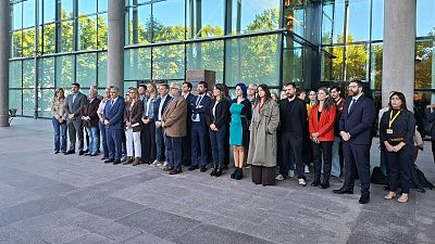Más Madrid y el PSOE guardan un minuto de silencio por Maricarmen fuera de la Asamblea sin el PP ni Vox