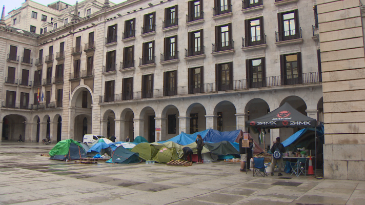 TeleCantabria - Tristeza en la Plaza Porticada por la muerte de Maricarmen