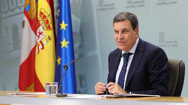Carlos Fernández Carriedo, portavoz de la Junta de Castilla y León, gesticula durante una rueda de prensa institucional sentado ante una mesa con documentos y un micrófono.