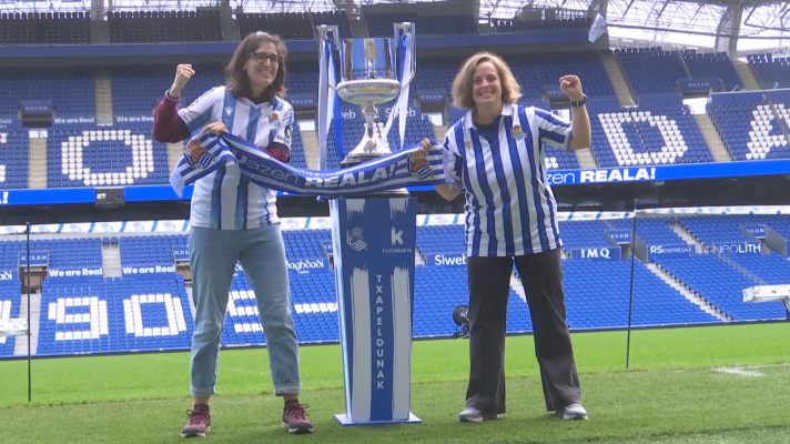 Telenorte - País Vasco - Los aficionados de la Real Sociedad pueden fotografiarse con la Copa del Rey sin pagar