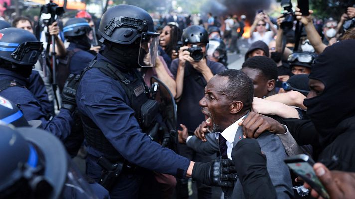 Telediario 1 - El alcalde de Saint Denis, símbolo de las protestas estudiantiles en Francia