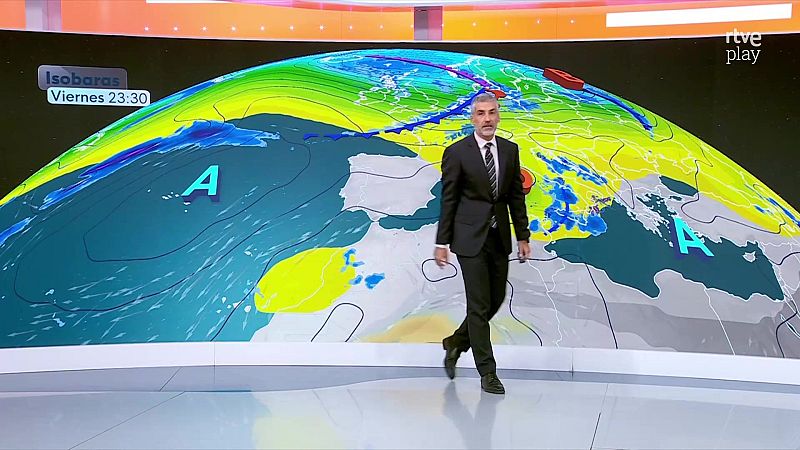 El meteorólogo Martín Barreiro camina en un plató con una gran pantalla curva que muestra un mapa meteorológico de Europa.
