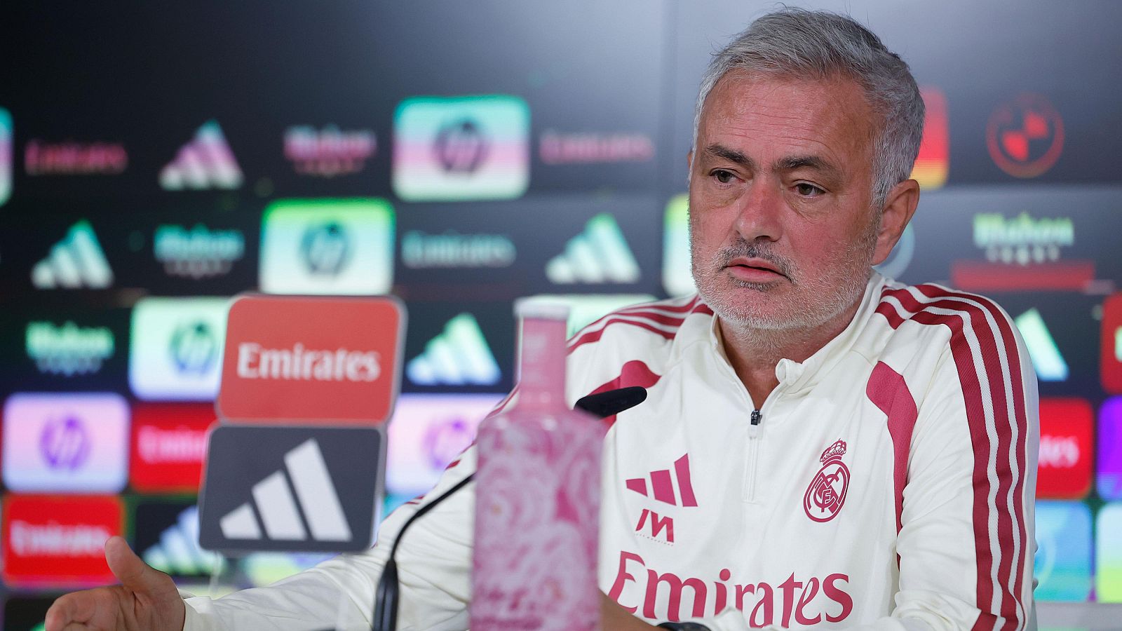 José Mourinho en la sala de prensa