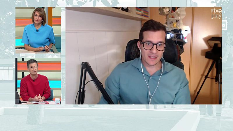Pantalla dividida con dos presentadores en el plató a la izquierda y un invitado con gafas y auriculares participando por videollamada a la derecha.