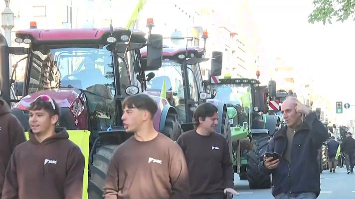 L'Informatiu - La pagesia diu prou: cent tractors envaeixen Lleida per exigir ajuts urgents