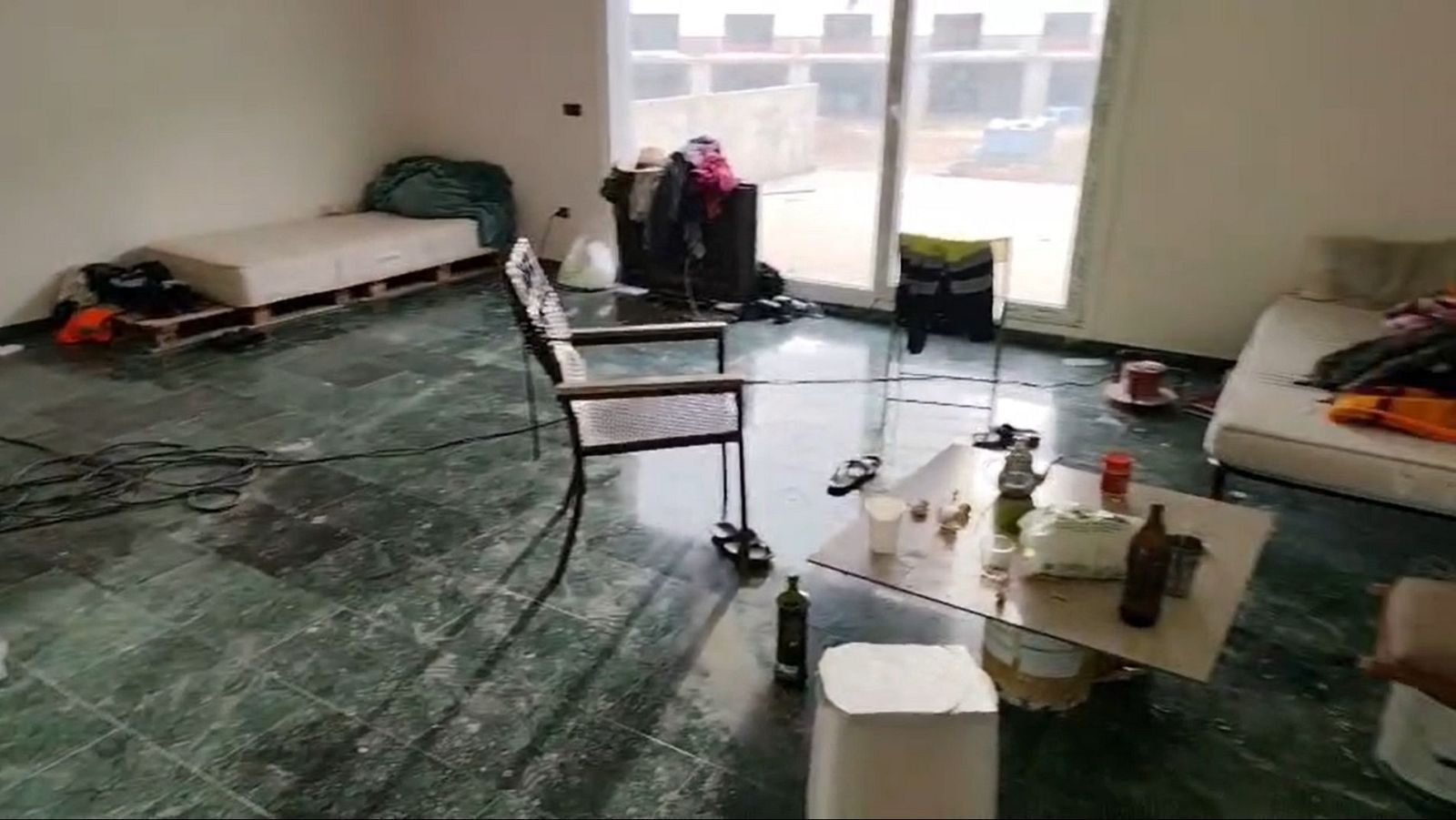 Uno de los vídeos muestra dos camas en el salón de un chalé en obras