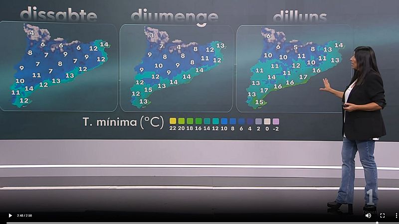 Una presentadora se�ala mapas de temperaturas m�nimas en Catalu�a sobre una gran pantalla en un plat� de televisi�n.