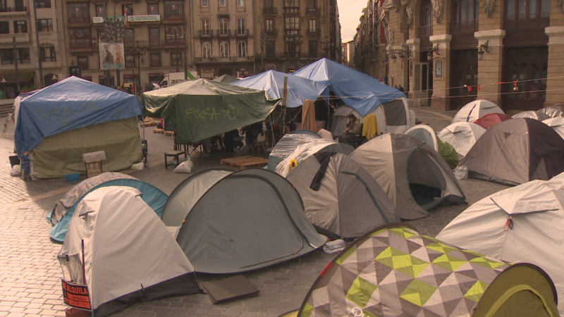 Los participantes en la acampada de Bilbao harán esta tarde un acto en memoria de Maricarmen