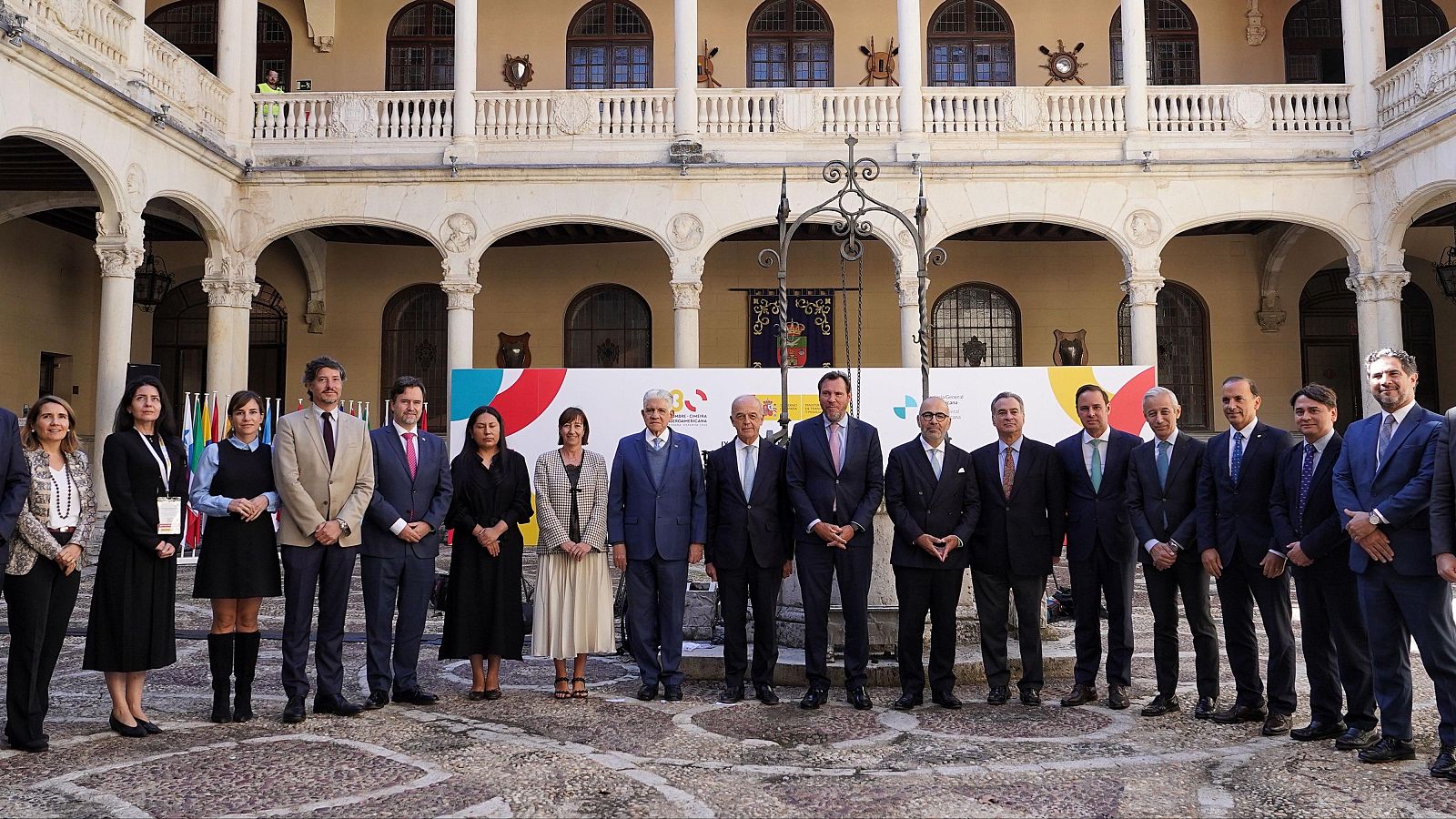 Foto de familia de las autoridades de la IX Conferencia Iberoamericana de Transportes en un patio renacentista con el ministro Óscar Puente en el centro.