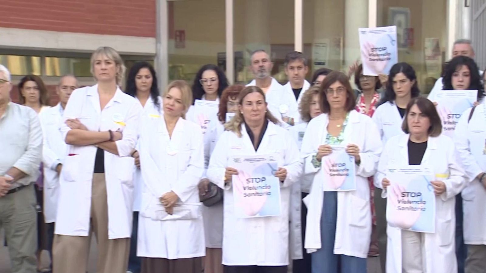 Concentración de sanitarios contra las agresiones.