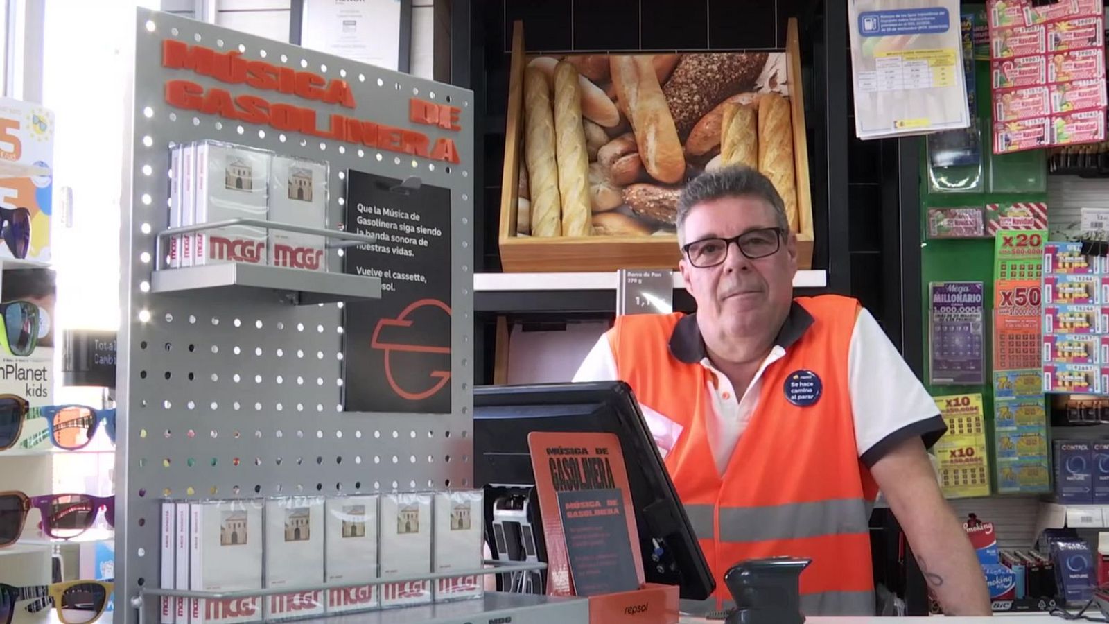 Arde Bogotá vende su nuevo disco en formato casete en gasolineras