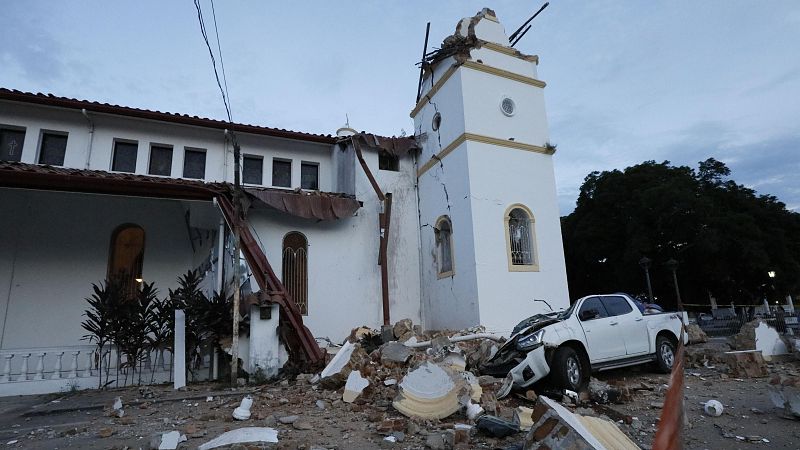 Una iglesia dañada por el terremoto en Penonomé, Panamá
